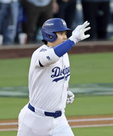 　ブルワーズ戦の１回、先制先頭打者本塁打を放ちポーズをとるドジャース・大谷（共同）