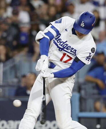 　ブルワーズ戦の４回、この試合２本目の本塁打を放つドジャース・大谷（共同）