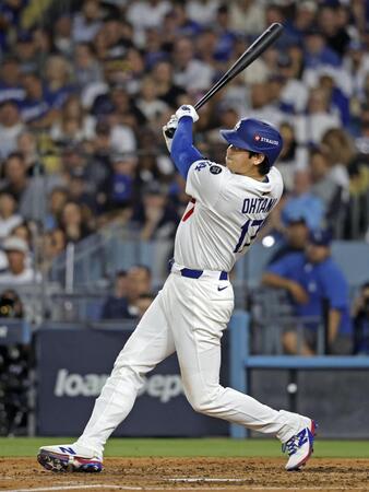 　ブルワーズ戦の４回、この試合２本目の本塁打を放つドジャース・大谷（共同）