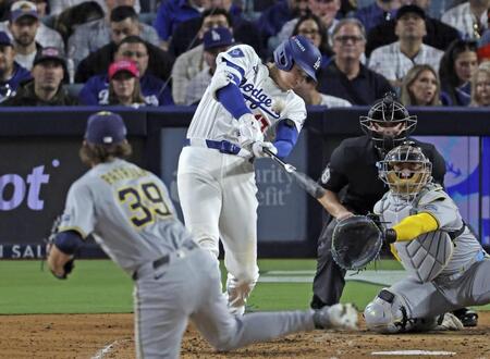 　ブルワーズ戦の４回、この試合２本目の本塁打を放つドジャース・大谷。投手パトリック（共同）