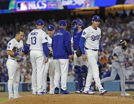 　ブルワーズ戦の７回、降板するドジャース・大谷（右端）＝共同