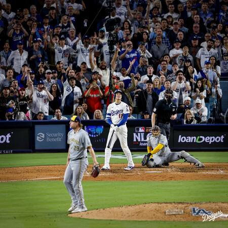 　７回、この試合３発目となるソロを放つ大谷翔平（ロサンゼルス・ドジャース提供）