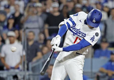 　ブルワーズ戦の７回、この試合３本目の本塁打を放つドジャース・大谷（共同）