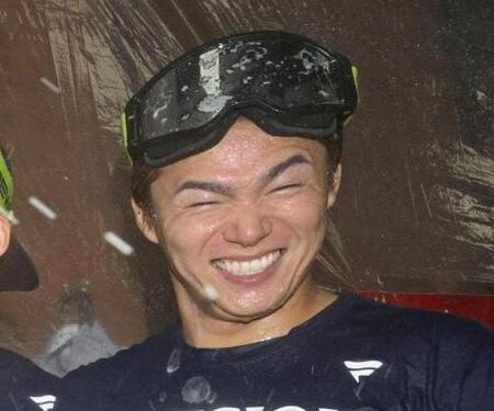 山本由伸大好きスネルが生中継インタビューに乱入　ハイ、ヤマ！」２ショ撮影に成功で笑顔「最高のチームメート」