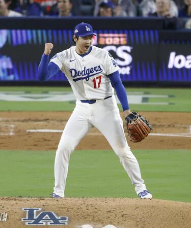 　ブルワーズ戦の３回、チュラングを併殺打に打ち取りガッツポーズするドジャース・大谷（共同）