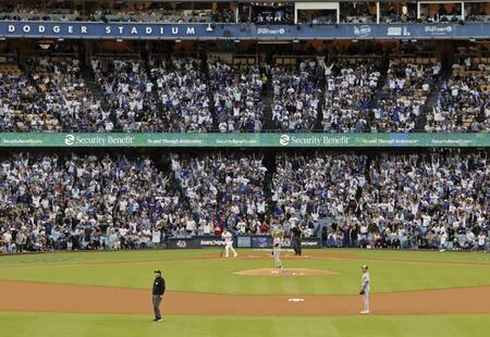 　１回、先制先頭打者本塁打を放ち一塁へ向かうドジャース・大谷（共同）