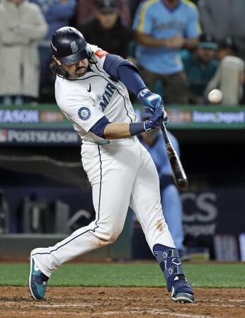 　８回、勝ち越しの満塁本塁打を放つスアレス（共同）