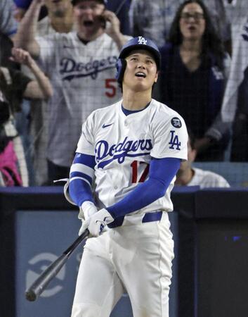 　７回、この試合３本目の本塁打を放った大谷（共同）