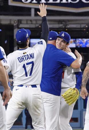 　リーグ優勝を果たし、笑顔を見せる佐々木（右）＝共同