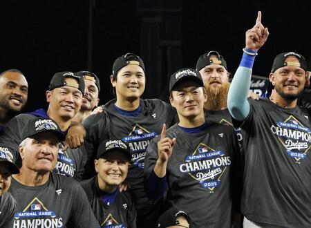 　リーグ優勝を決め、喜ぶドジャースの大谷（中央左）と山本（同右）ら（共同）