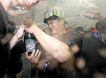 　リーグ優勝を果たし、シャンパンファイトを楽しむドジャース・山本（共同）