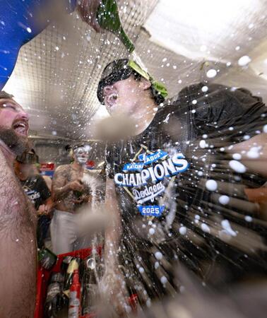 　リーグ優勝を決め、シャンパンファイトを楽しむドジャース・大谷（代表撮影・共同）