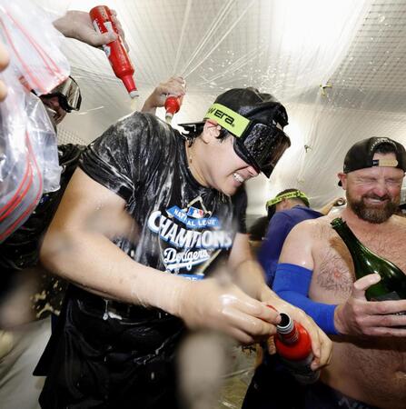 　リーグ優勝を果たし、シャンパンファイトを楽しむドジャース・大谷（共同）