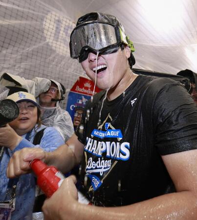 　リーグ優勝を決め、シャンパンファイトを楽しむドジャース・大谷（代表撮影・共同）
