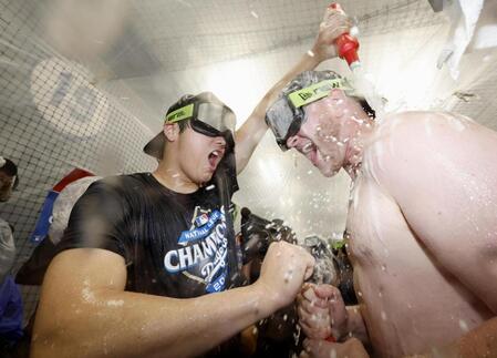 　リーグ優勝を果たし、シャンパンファイトを楽しむドジャース・大谷（共同）