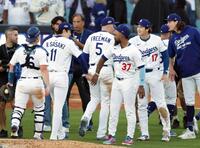 　最後を締め、大谷（１７）らに迎えられる（共同）