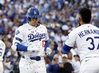 　ブルワーズ戦の１回、先頭打者本塁打を放ちヒマワリの種で祝福されるドジャース・大谷（共同）