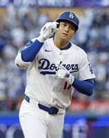 　ブルワーズ戦の１回、先頭打者本塁打を放ちポーズをとるドジャース・大谷（共同）