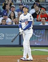 　ブルワーズ戦の１回、先制先頭打者本塁打を放つドジャース・大谷（共同）