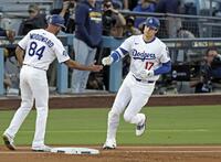 　ブルワーズ戦の１回、先制先頭打者本塁打を放ち一塁を回るドジャース・大谷（共同）