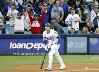 　ブルワーズ戦の１回、先制先頭打者本塁打を放つドジャース・大谷（共同）