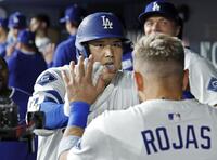 　ブルワーズ戦の４回、２本目の本塁打を放ち、ベンチでロハスとタッチを交わすドジャース・大谷（共同）