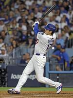 　ブルワーズ戦の４回、この試合２本目の本塁打を放つドジャース・大谷（共同）