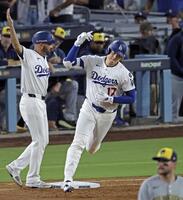 　ブルワーズ戦の４回、この試合２本目の本塁打を放ち一塁を回るドジャース・大谷（共同）