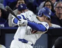　ブルワーズ戦の４回、この試合２本目の本塁打を放つドジャース・大谷（共同）