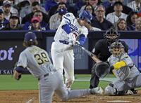 　ブルワーズ戦の４回、この試合２本目の本塁打を放つドジャース・大谷。投手パトリック（共同）