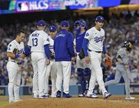 　ブルワーズ戦の７回、降板するドジャース・大谷（右端）＝共同