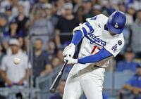 　ブルワーズ戦の７回、この試合３本目の本塁打を放つドジャース・大谷（共同）