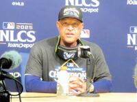 　試合後の会見で報道陣の質問に答えるロバーツ監督（撮影・小林信行）