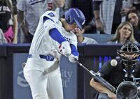 　ブルワーズ戦の７回、この試合３本目の本塁打を放つドジャース・大谷（共同）