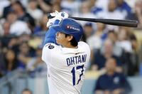 　ブルワーズ戦の１回、先頭打者本塁打を放つドジャース・大谷（共同）