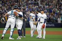 　ブルージェイズに勝利し、喜ぶマリナーズナイン（共同）