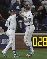 　８回、本塁打を放ちチームメートとタッチを交わすローリー（右）＝共同