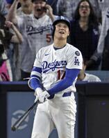 　７回、この試合３本目の本塁打を放った大谷（共同）