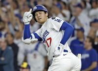 　７回、この試合３本目の本塁打を放ち、ベンチに合図を送る大谷（共同）