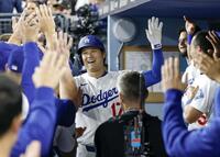 　７回、この試合３本目の本塁打を放ち、チームメートとタッチを交わす大谷（共同）