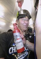 　リーグ優勝を決め、シャンパンファイトを楽しむドジャース・山本（代表撮影・共同）