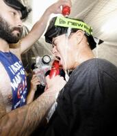 　リーグ優勝を果たし、シャンパンファイトを楽しむドジャース・山本（右）＝共同