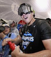 　リーグ優勝を決め、シャンパンファイトを楽しむドジャース・大谷（代表撮影・共同）