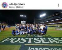 　ドジャース奥さま会の公式インスタグラム（＠ｌａｄｏｄｇｅｒｗｉｖｅｓ）より