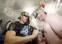 　リーグ優勝を果たし、シャンパンファイトを楽しむドジャース・大谷（共同）