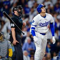 　４回、この試合２発目となるソロを放つ大谷翔平（ロサンゼルス・ドジャース提供）
