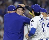 　９回を締めた佐々木（左から２人目）を祝福する大谷（共同）