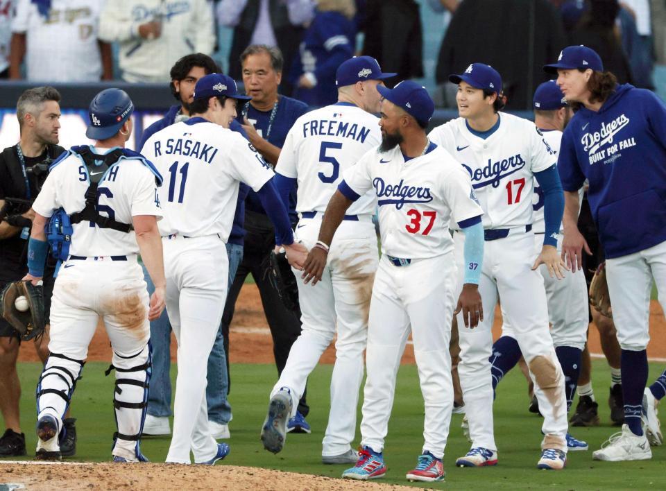 　最後を締め、大谷（１７）らに迎えられる（共同）