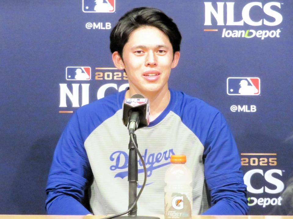 　試合後の会見で報道陣の質問に答える佐々木（撮影・小林信行）