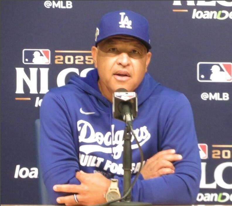 　試合前の会見で報道陣の質問に答えるロバーツ監督（撮影・小林信行）